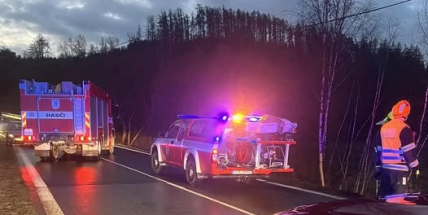 Ve středu ráno bylo několik nehod, jedno auto skončilo na střeše