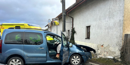 Řidička narazila ve Vranovicích do domu, provoz byl uzavřen