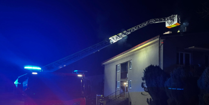 Obyvatele bytovky v Pičíně vyděsily plameny na střeše