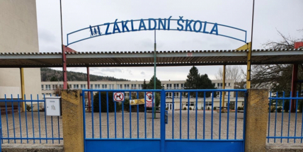 Žáci základních a středních škol si dnes převezmou svá pololetní vysvědčení