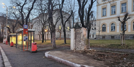 Ikonický stánek zmizel. Jiráskovy sady se postupně promění