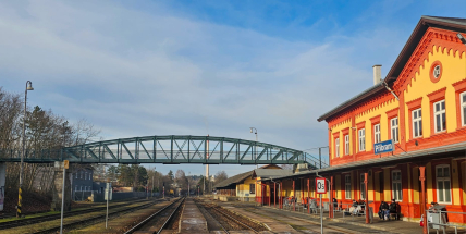 Elektrické vlaky zamíří do Příbrami. V plánu je modernizace trati od roku 2027