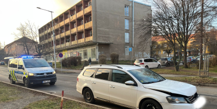 Řidič nedobrzdil a naboural auto před sebou