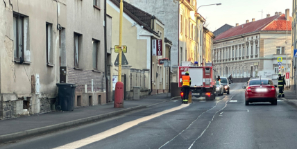 Olejová skvrna se táhla ulicí za autobusem. Zasahovali hasiči i technické služby