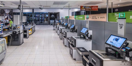 Lidé rádi a pravidelně využívají samoobslužné pokladny, pochvalují si řetězce