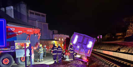 Kamion v Sedlčanech blokoval trať, při couvání se pod ním utrhla krajnice