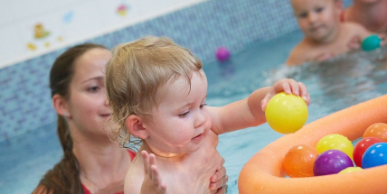 Plavání od kolébky: Klub rodičů a dětí AMÁLKA vychovává malé vodní nadšence!