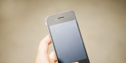 Některé školy zakazují mobily, jinde určují pravidla, kde je lze použít