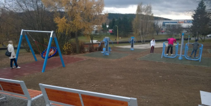 Jak vypadá prostranství před gymnáziem? Podívejte se sami