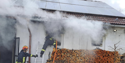 V Krásné Hoře vznikl požár od solárního systému, oheň se rozšířil na střechu