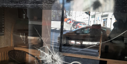 Neznámý vandal šel noční ulicí a rozbil výlohu pizzerie
