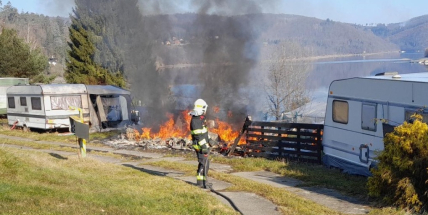 V autokempu na Slapech shořel v pondělí karavan