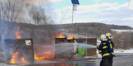 Hořící kontejnery uzavřely na chvíli dálnici