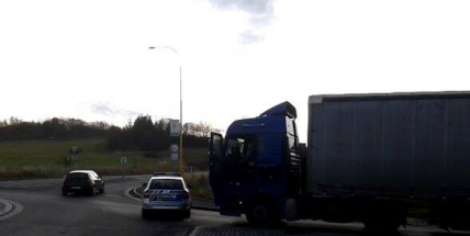 Porouchaný kamion blokuje kruhový objezd na Evropské