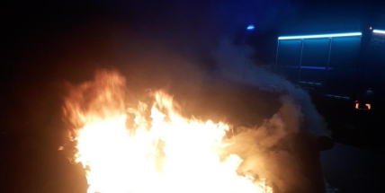 Osobní vůz na silnici I/18 zachvátily plameny