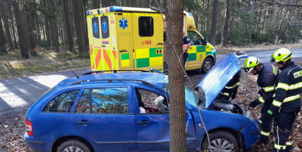 U Obecnice narazilo osobní auto bokem do stromu