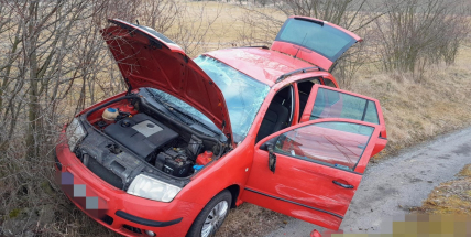 Mezi obcemi Nečín a Obory se střetla dvě auta