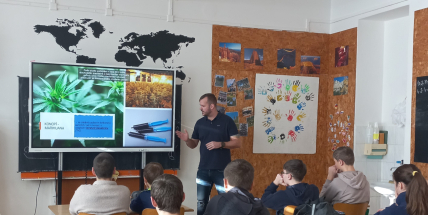 Kriminalisté z toxi týmu žákům přiblížili realitu drog