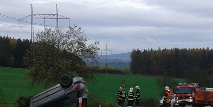 Řidička nezvládla zatáčku, vůz skončil na střeše