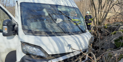 Dodávka havarovala u Nechvalic do zídky