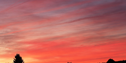 Barevné soumraky nad krajinou, co stojí za jejich úchvatnými odstíny?