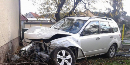 Řidič usnul a skončil ve zdi rodinného domu