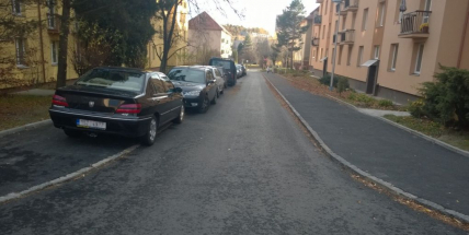 Obyvatelé Okružní ulice a okolí si stěžují na nedostatek parkovacích míst