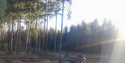 Pátek třináctého začíná: Auto skončilo na střeše