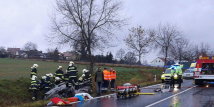Vážná nehoda u Chraštiček: Autobus na boku a uzavřená silnice