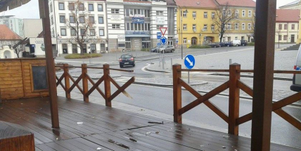 Vůz narazil do zábradlí u Jedničky, řidič byl opilý