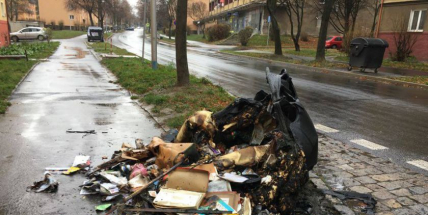Foto dne: Vandalové zničili popelnici