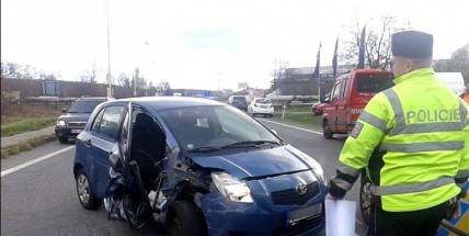 Vůz na Evropské narazil do stojícího vleku