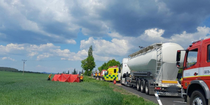 U Solopysk zemřel řidič osobního auta. Jeho spolujezdkyně byla letecky přepravena do nemocnice