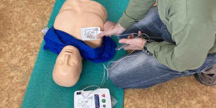 Příbramská základní škola pořídila defibrilátor, pomůže při náhlé srdeční zástavě