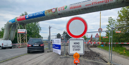 Uzavírka mostu mění dopravu v Příbrami. Řidiči tápou, doprava kolabuje