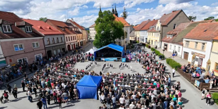 Rožmitál se chystá na Svatojánskou pouť. Kolotoče, dechovka i mažoretky rozzáří město