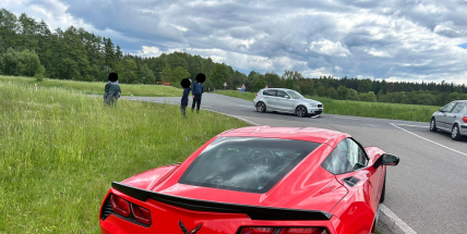 V křižovatce u Višňové se střetla corvetta s BMW