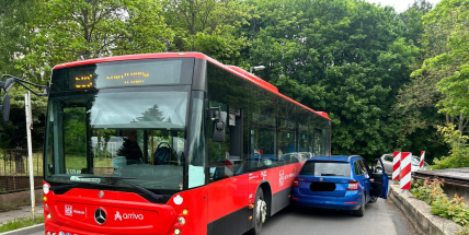 Po střetu autobusu a osobního vozu skončil jeden s pasažérů v nemocnici