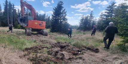 Na vrcholu Praha v Brdech probíhá obnova lesní půdy. Těžká technika jí vrací schopnost zadržet vodu