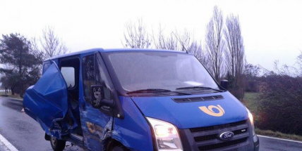 Vůz České pošty havaroval u Jablonné