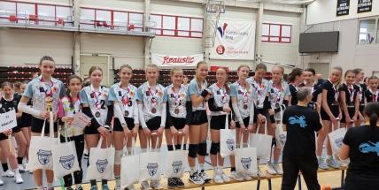 Volejbalistky TJ Baník Příbram se probojovaly mezi nejlepší v České republice. Na MČR U14 v Karlových Varech vybojovaly 3. místo!