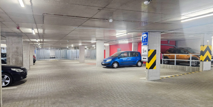 Parkovací dům nabízí víkend za čtyřicet korun denně a levně roční předplatné