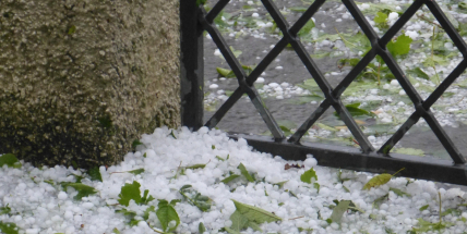 Meteorologové varují před silnými bouřkami, přívalovými srážkami a kroupami