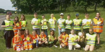Školáci rozdávali řidičům srdíčka