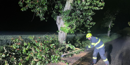 Extrémně silná bouřka se prohnala v noci i Příbramskem, hasiči likvidovali především polámané stromy