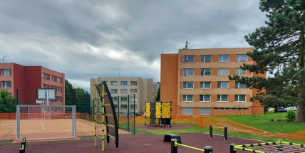 Nové sportoviště ve vnitrobloku ulice Jana Drdy nabídne lezeckou stěnu, workout i míčové hry