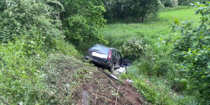 VIDEO: Auto skončilo v křoví mimo dálnici. Posádce zachránilo život obrovské štěstí