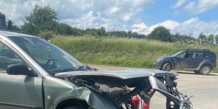 Víkend plný nehod: motorkář skončil v nemocnici, auto vyletělo z dálnice