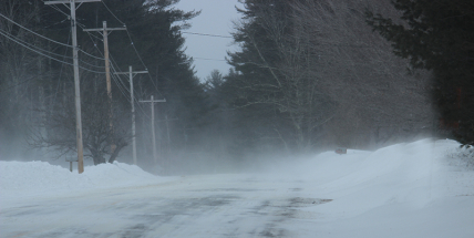 Dopravu ve středních Čechách místy komplikují sněhové přeháňky