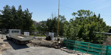Noční práce na mostě v Husově ulici přinesou zvýšený hluk, železniční výluka ovlivní dopravu